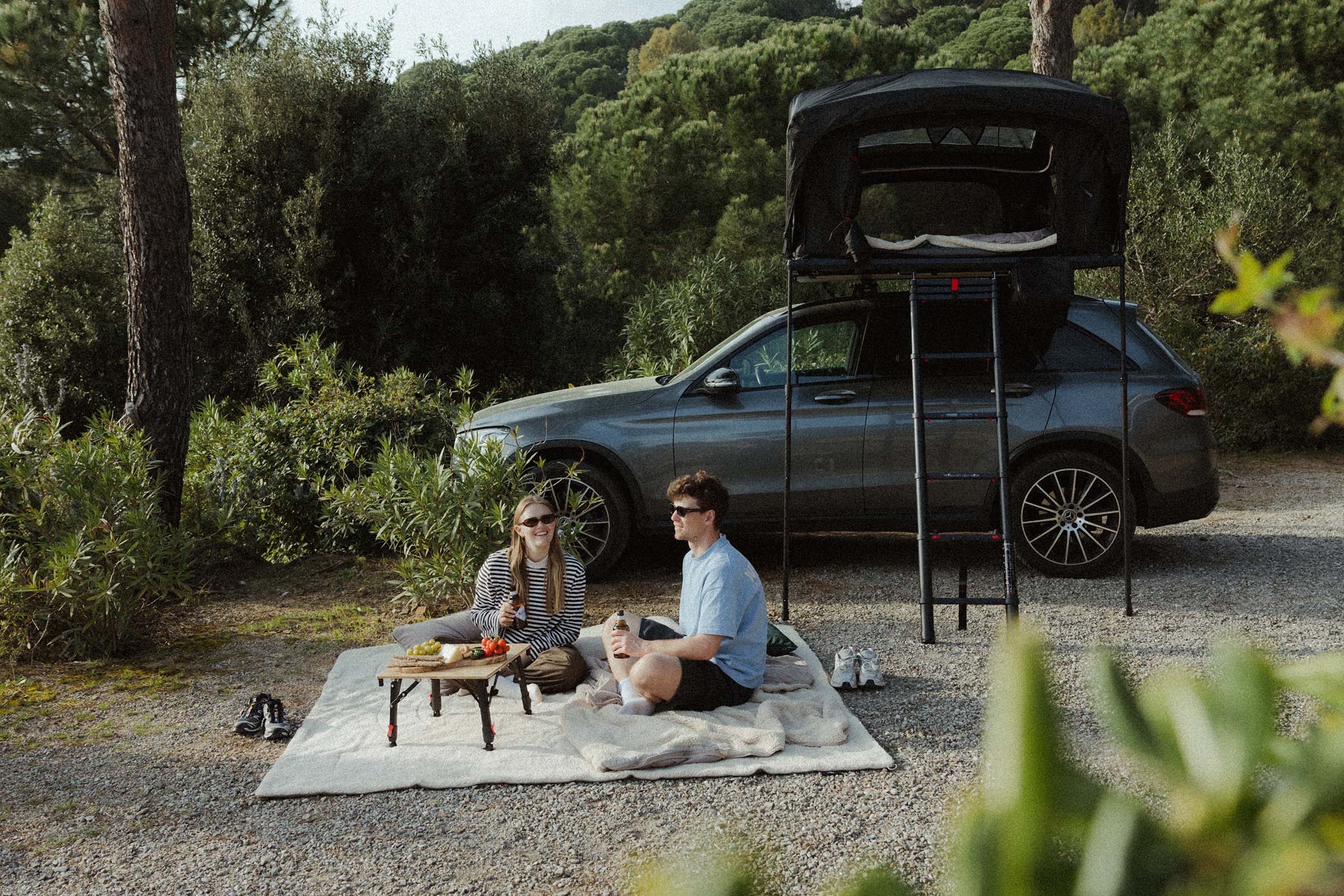 qeedo Camping mit Dachzelt und Picknick im Freien